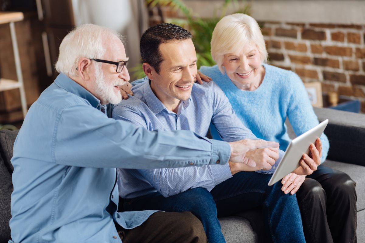 Medicare advisor helping seniors choose between Plan F and Plan G