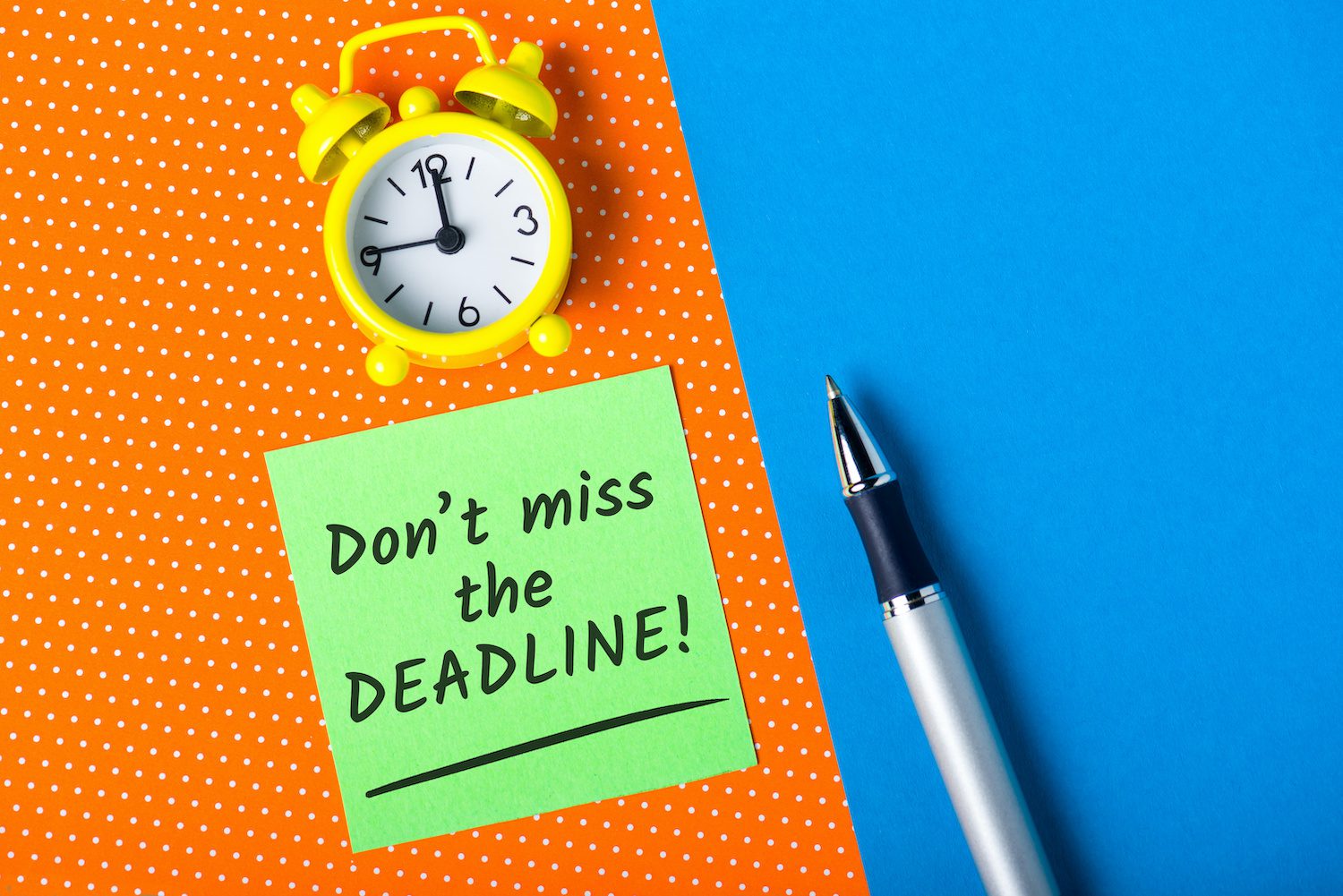 clock with post-it note that says "Don't miss the deadline" for Medicare enrollment