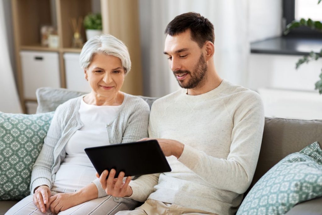 Medicare advisor teaching a woman about Medicare