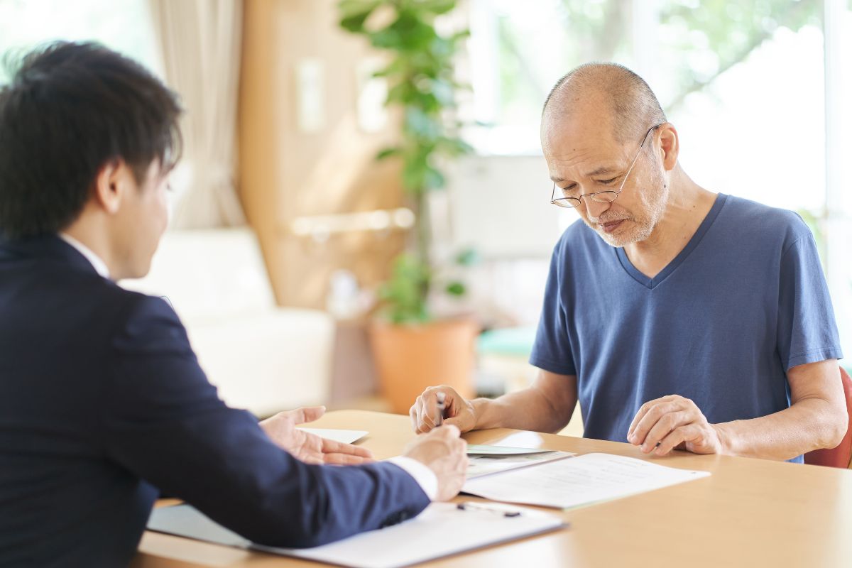 Man getting help choosing long-term care insurance