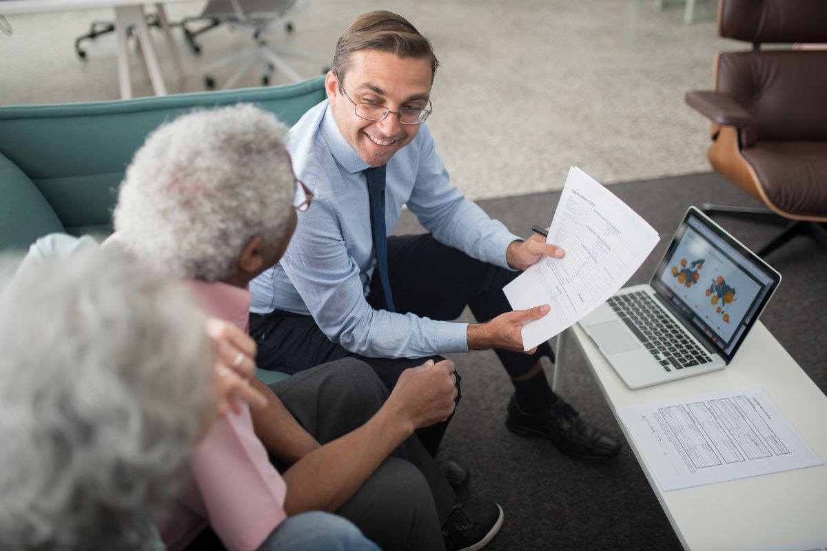 Medicare advisor helping a couple enroll in a Medicare Advantage Part B giveback plan